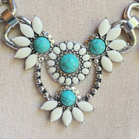 Avon NWT Sunbeam silvertone faux turquoise statement necklace with white enamel - Picture 2 of 9